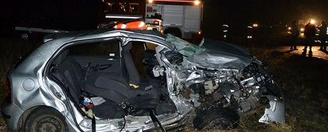 Pi sráce dvou osobních aut u lutic zemela starí spolujezdkyn, dalí ti lidi se zranili. (1. 12. 2011)