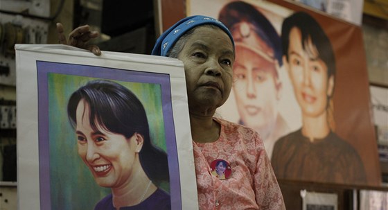 Obyvatelka Rangúnu s portrétem Su ij (30. listopadu 2011)