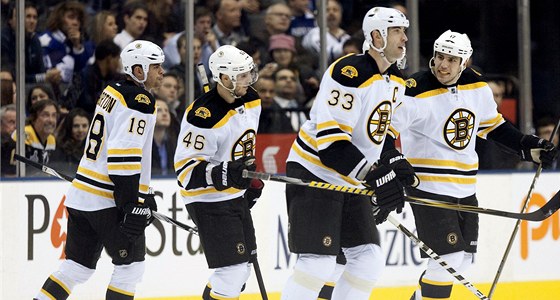 Gólová radost hokejistů Bostonu. Zleva: Nathan Horton, David Krejčí,  střelec