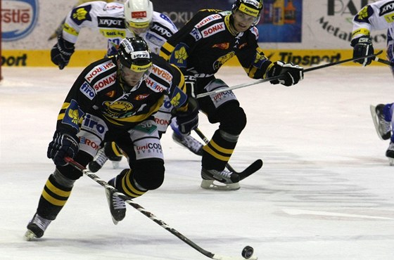 Litvínovští hokejisté se řítí do útoku v utkání proti Kometě Brno.