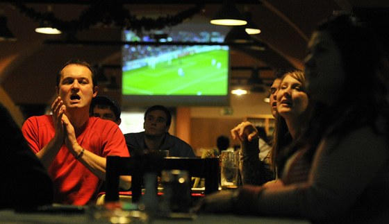 Fotbaloví fanouci sledují zápas Viktorie Plze s AC Milán v pivovarské