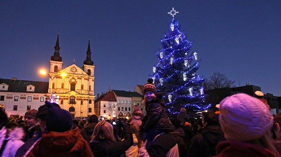 Jihlavský vánoční strom zdobí přes půl kilometru světelných řetězů a dalších 72