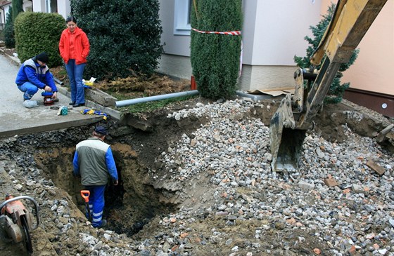 SSD protestuje proti zmn zákona o vodovodech a kanalizacích, která penáí na lidi dalí náklady - za údrbu a opravu vodovodních pípojek k domm pod veejným prostranstvím (ilustraní snímek)