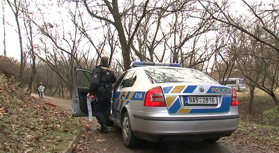 Policie u Kunratického potoka v Praze, kde kolemjdoucí nael lidské ruce.