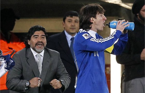 POKYNY. Argentinský útoník Messi (vpravo) se oberstvuje, zatímco mu trenér