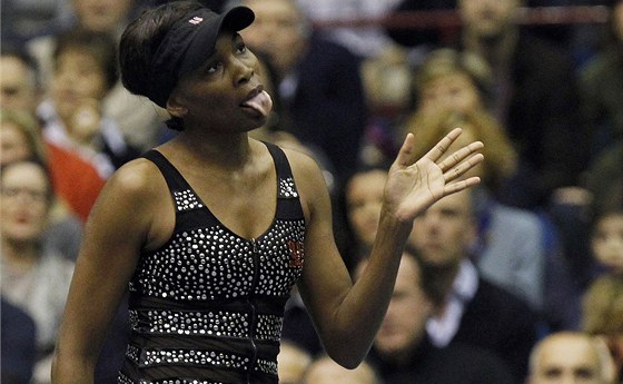 GRIMASA. Venus Williamsová baví diváky na exhibici v Milán.