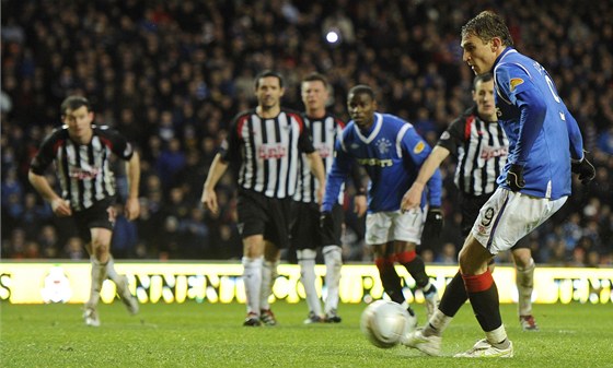 ÚSP̊NÝ STELEC. Nikica Jelavi z Glasgow Rangers se trefuje proti Dunfermline.