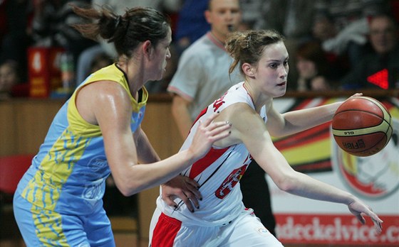 Královéhradecká basketbalistka Kamila Selucká (vpravo) s míem ped Annou