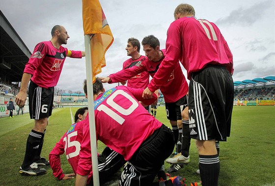 Fotbalisté eských Budjovic se radují z gólu