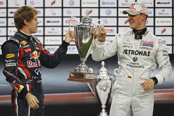 Sebastian Vettel (vlevo) a Michael Schumacher spolen zvítzili v Závod ampion.