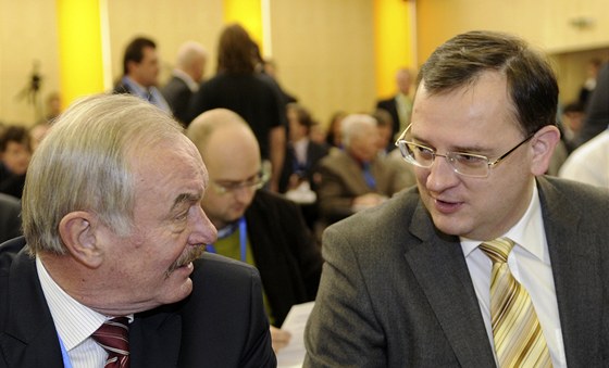 Místopedseda Senátu Pemysl Sobotka (vlevo) a premiér Petr Neas.