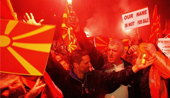 Demonstranti mávají v centru Skopje makedonskými vlajkami bhem manifestace na