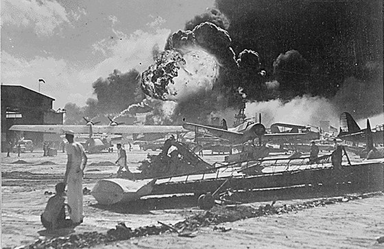 Američtí vojáci sledují zkázu na vojenské základně Pearl Harbor po útoku...