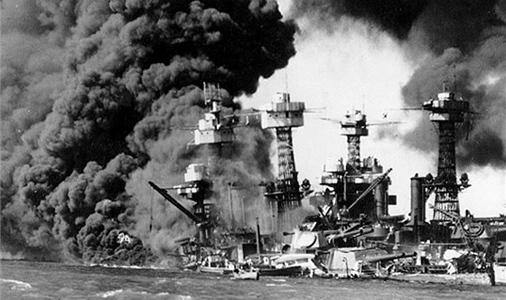 Lo USS West Virginia po japonském útoku na Pearl Harbor. Plavidlo se po poáru...