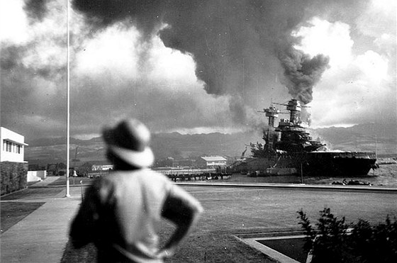 Pohled na loď USS California po japonském útoku na Pearl Harbor (7. prosince...