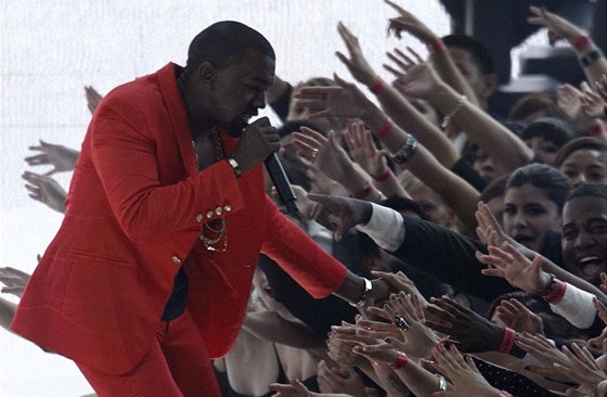 Raper Kanye West pi vystoupení na MTV Video Awards 2010 v choreografii Yemiho