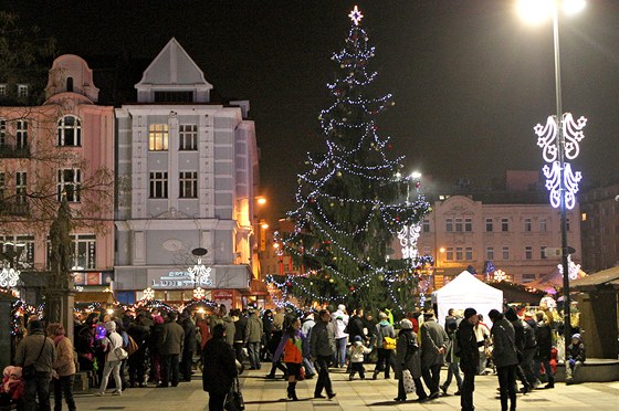 Ostravské Masarykovo náměstí, kde probíhají hlavní vánoční akce v Ostravě, bývá nazdobeno mnohem skromněji, než prostor před magistrátem.