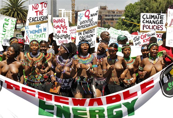 Jihoafrianky obleené do tradiního odvu pochodují v Durbanu pi protestu