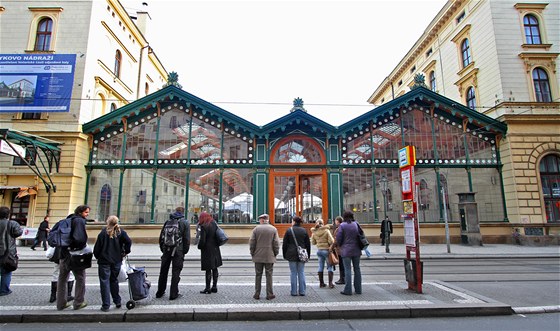 Praha, Masarykovo nádraí. Na pozemek bylo poteba dovézt 15 metr naváky,...