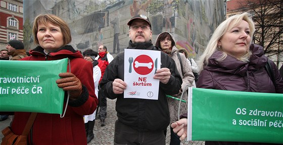 Happening odborá sdruených do Zdravotnické trojky ped ministerstvem