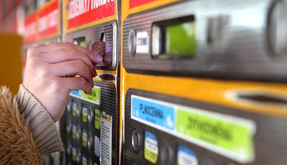 Nové automaty budou mimo mincí akceptovat i bankovky a platební karty. Ilustrační snímek