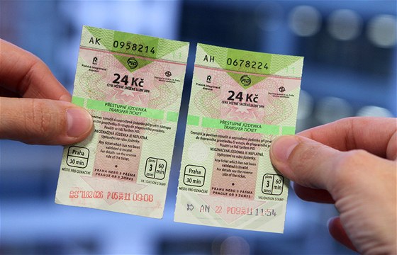 Na falešné jízdence zůstane inkoust jen červeně. Podobný ochranný prvek mají i jízdenky v Praze (na snímku).