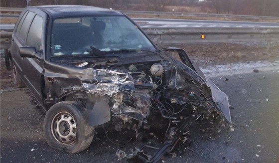 Jeden z automobil po hromadné nehod na R56 u Staíe, pi které zemela mladá