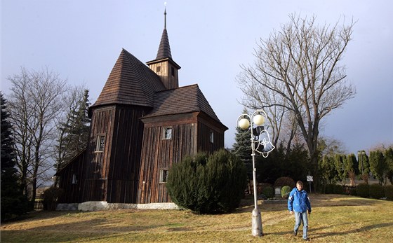 Vzácný dřevěný kostelík v Hodslavicích na Novojičínsku se opět zaskvěl v