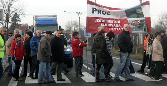 Protestní akce proti odkládání stavby moderní silnice I/11 na Třinecku. (1.