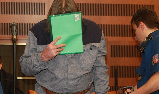 Josef Hladík ped soudem v Hradci Králové