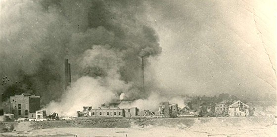 Hořící Fantova rafinerie (dnešní Paramo Pardubice) po náletu 