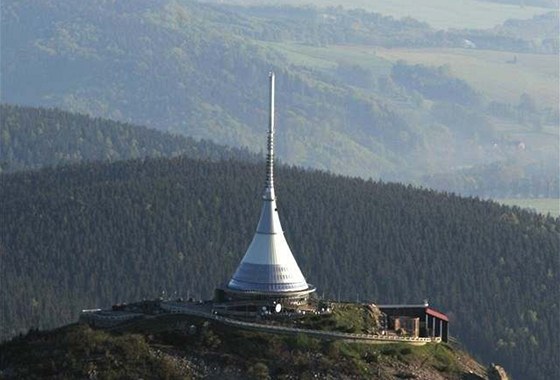 Hyperboloid vysoký 93 metr sluuje funkci vysílae, hotelu a restaurace.