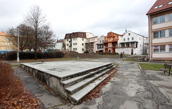 Prázdný pozemek zbouraného paneláku v Havlíkov Brod. Ilustraní snímek