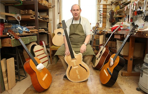  Výrobce a opravá kytar Jan Michálek má ve své díln plné ruce práce. Kytary