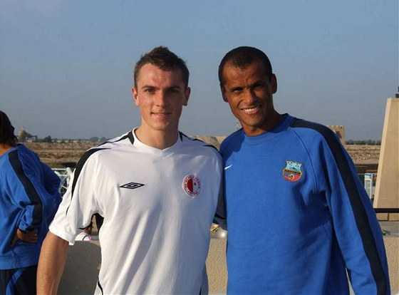 Slávista Petr Grajciar (vlevo) a Rivaldo bhem soustední v Dubaji
