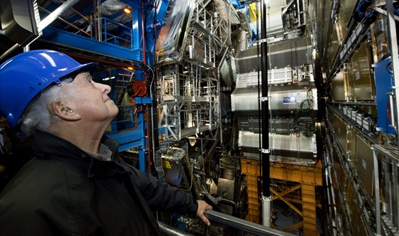 Peter Higgs, autor (či přesněji jeden z autorů) teorie, která předpovídá existenci po něm pojmenovaného bosonu, u detektoru ATLAS na urychlovači LHC.