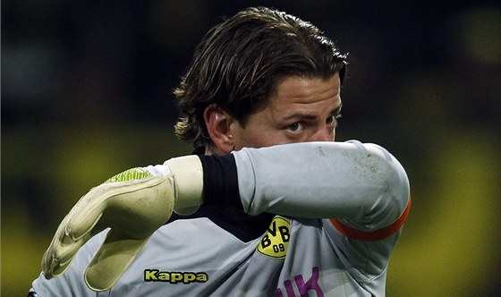 JE ZLE. Roman Weidenfeller, branká fotbalist Dortmundu, se utírá obliej a