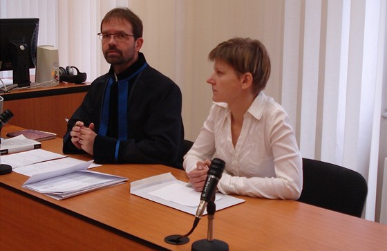 Ekologická aktivistka Slavka Málková u soudu se svým obhájcem Vítzslavem