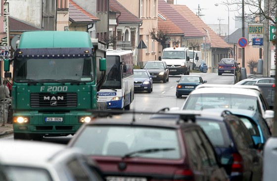 Přejít hlavní silnici v Lišově, to je ve všedních dnech nadlidský úkol.