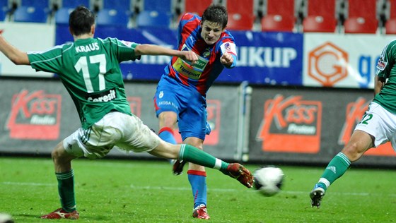 Plzeský Václav Pila napahuje ke stele v zápase Bohemians.