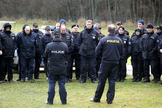 Do pátrací akce po dívence se zapojily desítky policist a hasi. Ilustraní snímek