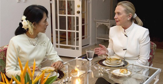 Americká ministryn zahranií veeí s disidentkou Su ij. (1. prosince 2011)
