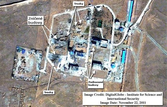Satelitní snímek ponieného muniního skladu nedaleko Teheránu, který výbuch