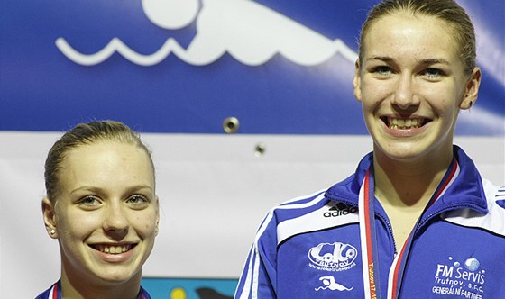 Aneta Pechancová (vpravo) a Martina Elhenická, trutnovské plavkyn