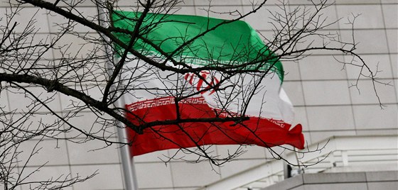 Íránská vlajka vlaje nad ambasádou v Berlín  (1. prosince 2011)