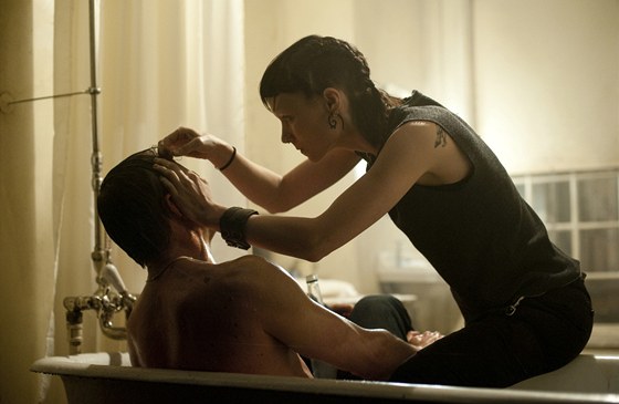 Výdech uprostřed napětí: scéna, v níž Lisbeth (Rooney Mara) zašívá Mikaelovi (Daniel Craig) ránu zubní nití představuje v tíživé atmosféře thrilleru vítané odlehčení.