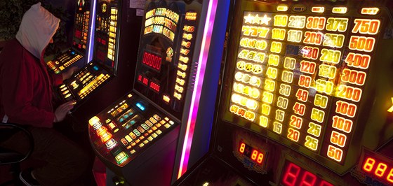 Noc s automaty může jednatřicetiletého gamblera přivést až na pět let za mříže. Ilustrační snímek