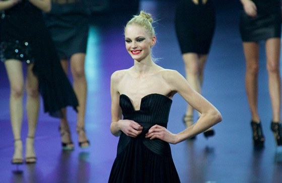 Patnáctiletá vyhublá Julia Schneiderová zvítězila loni v nejprestižnější soutěži modelek