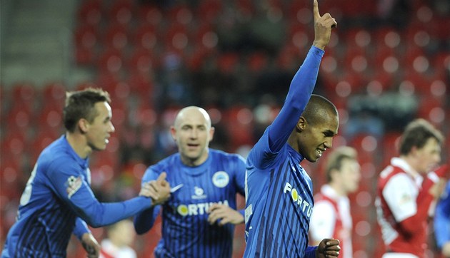 LIBERECKÁ RADOST. Vít�zné gesto Thea Gebre Selassieho (vpravo) znamená, �e