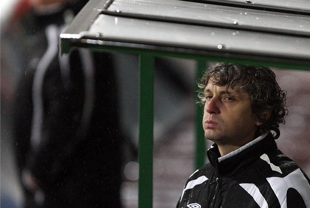 Na lavi�ku fotbalist� Bohemians 1905 p�íchází Josef Weber